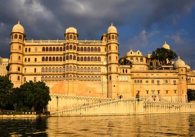 city palace tourist attractions in udaipur