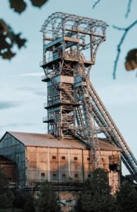 4 Tips for Hiring a Reliable Scaffolding Company gray metal tower on top of house