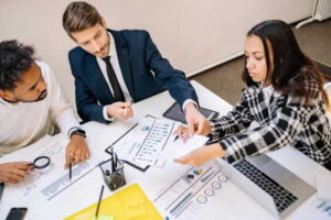 4 Hiring Practices That Support Organizational Growth businesspeople brainstorming in a meeting